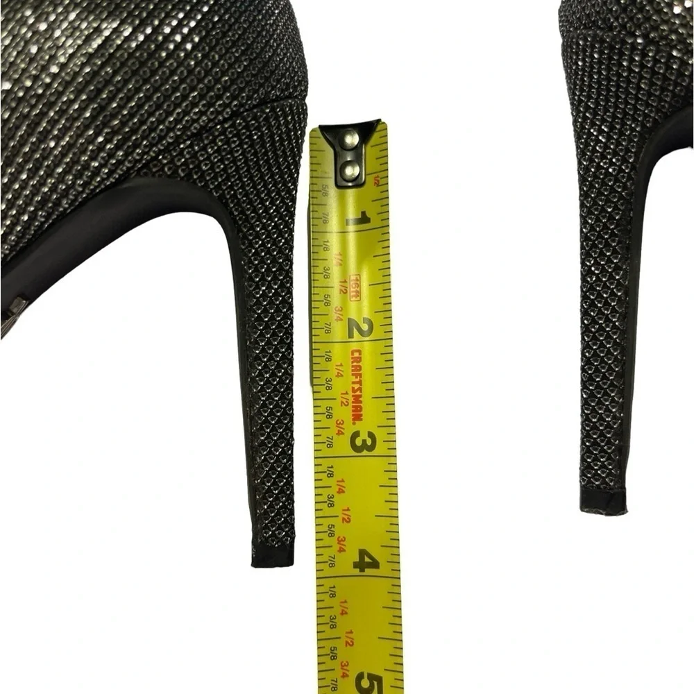 EUC Jennifer Lopez Shiny Gray/Black 4 Inch Heels Size 6.5